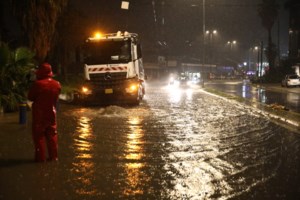 Βομβαρδισμένο τοπίο η Ανω Γλυφάδα μετά την κακοκαιρία – Ξεθάβουν αμάξια με... κουτάλια [εικόνες - βίντεο] - εικόνα 10