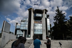 Επεισόδια στα Εξάρχεια: Στο νοσοκομείο αστυνομικός - Δέχθηκε μάρμαρο στο πρόσωπο με σφεντόνα [βίντεο] - εικόνα 2