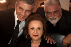 Η Ματίνα Παγώνη ξανά στην παράσταση του Ζαχαράτου - Αγκαλιές με την Αντζελα Δημητρίου [εικόνες]