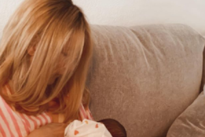 Μαρία Ηλιάκη: Θηλάζει δημόσια την κόρη της - Το χιουμοριστικό μήνυμά της