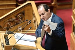 Κόντρα Καραμανλή - Κωνσταντοπούλου: "Δεν θα κρυφτώ, ξέρω ότι είμαι αθώος" - "Δεν χάθηκαν 57 ψυχές, τους αφαιρέσατε τη ζωή"