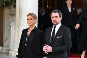 Νίκος Ψαρράς: Στο θέατρο με την ηθοποιό σύζυγό του Έλενα Καρακούλη - Τα κομψά παλτό τους και ο έρωτας που δεν κρύβεται - εικόνα 8