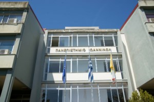 Άρτα: Ιερέας τσακώθηκε στο κέντρο της πόλης με τον νέο σύντροφο της παπαδιάς - εικόνα 2