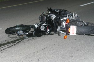 Απίστευτο: Αυτοκίνητο "καρφώθηκε" σε κρεπερί στο κέντρο των Χανίων – Δύο τραυματίες [Εικόνες] - εικόνα 2