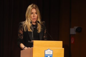 Tατιάνα Στεφανίδου: Το εντυπωσιακό κόκκινο μίντι φόρεμα σε βραδινή έξοδο με τον Νίκο Ευαγγελάτο - εικόνα 3