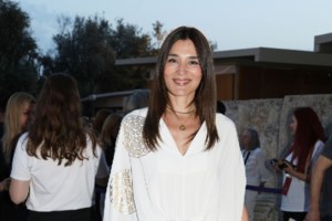 Μαρία Ναυπλιώτου: Εντελώς άβαφη με super glam φόρεμα με κεντήματα και κρόσι στην Επίδαυρο - εικόνα 8