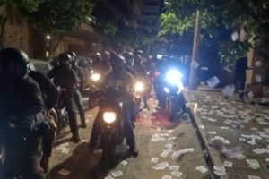 Με πανό μέλη του Ρουβίκωνα έξω από το Προεδρικό Μέγαρο για τη 12χρονη από τον Κολωνό - 13 προσαγωγές [εικόνες]