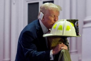 Ο Χαλκ Χόγκαν έσκισε τα ρούχα του για τον Τραμπ: "Πυροβόλησαν τον ήρωά μου, ας ξεσπάσει η Trumpomania" [εικόνες - βίντεο] - εικόνα 6