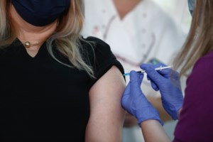 Ραγδαίες εξελίξεις: Η Ευρώπη αγοράζει άλλες 100 εκατ. δόσεις του εμβολίου των Pfizer/BioNTech - εικόνα 2