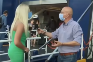 Viral ο Τσελίκας του ΣΚΑΙ - Εκανε ρεπορτάζ και μια γυναίκα του είπε: "Το κουνούπι πονάει πιο πολύ από το εμβόλιο"