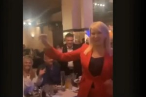 Στο πλευρό του Κασσελάκη η Σοφία Βόσσου: Τραγούδησε την "Άνοιξη" στα γραφεία του στον Ταύρο [βίντεο]