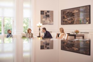 Η εντυπωσιακή "νέα" πλατεία Νυμφών στη Βουλιαγμένη: Η "πράσινη" αναβάθμιση που αναδεικνύει την περιοχή [Εικόνες]