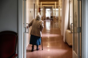 Πάτρα: Άπορος παρέλαβε κρέας με με συνοδευτικό...κατσαρίδα- Το πήγε πακέτο στον εισαγγελέα [εικόνα]