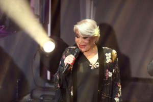 Η Μιμή Ντενίση με αριστοκρατική, κομψή εμφάνιση - Με κόκκινα γάντια και λευκό πανωφόρι [εικόνες]