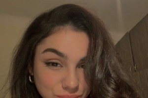 Απίστευτο: Έκλεψαν το πορτοφόλι της 21χρονης ενώ ήταν αιμόφυρτη στον δρόμο- Της πήραν 1.500 ευρώ