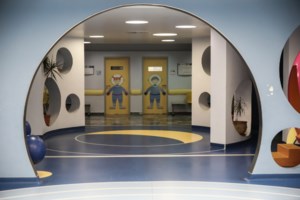 "Για μένα είναι άγιος - Έσωσε την κόρη μου": Μητέρα στο πλευρό του γιατρού που ερευνάται για 15 θανάτους παιδιών