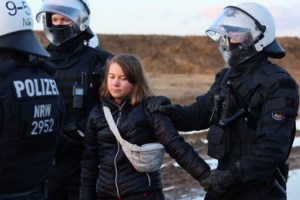 Συνελήφθη στην Χάγη η Γκρέτα Τούνμπεργκ - Διαδήλωνε κατά των ορυκτών καυσίμων [εικόνες] - εικόνα 3