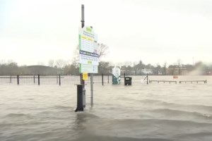 Βρετανία: Δραματική διάσωση μητέρας και της 3χρονης κόρης της - Πώς βγήκαν μέσα από το αυτοκίνητο που βυθιζόταν - εικόνα 3