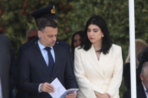 Δόμνα Μιχαηλίδου: Κομψή με ριμπ μίντι φόρεμα στην παρέλαση - Οι nude γόβες και τα φλοραλ αξεσουάρ - εικόνα 8