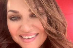 Retro Stories: Η Καίτη Γαρμπή στην μπανιέρα και η ιστορία πίσω από το "Ξυπόλυτη χορεύω"