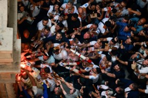 "Χριστός Ανέστη": Με λαμπρότητα γιορτάστηκε η Ανάσταση σε κάθε άκρη της χώρας [εικόνες] - εικόνα 8