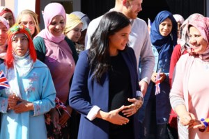 Μέγκαν Μαρκλ: Η στιλάτη εμφάνιση με ασπρόμαυρο glam look και η αποκάλυψη για την Λίλιμπετ Νταϊάνα