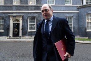 "Φασίστες": Έλουσαν με κόκκινη μπογιά τον Ρώσο πρέσβη στη Βαρσοβία ενώ κατέθετε στεφάνι για τη νίκη κατά των Ναζί - εικόνα 2