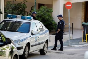 Μεγάλη αστυνομική επιχείρηση στην Αττική: Έφοδοι σε καταυλισμούς για σπείρα που έκανε διαρρήξεις και απάτες