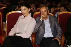 Η Δήμητρα Κούστα με δαντελένιο φόρεμα σε κοσμικό γάμο με τη μεγάλη κόρη της στην αγκαλιά του μπαμπά της
