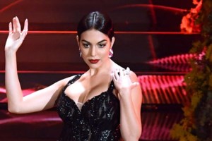 Τζορτζίνα Ροντρίγκεζ: Τα υπέροχα look της καλλονής που λατρεύει ο Ρονάλντο – Glamorous φορέματα και athleisure στιλ [Εικόνες] - εικόνα 5