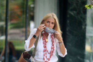 Η Μαρέβα Μητσοτάκη στους Financial Times: Aνοίγει το σπίτι της και αποκαλύπτει το προσωπικό της στυλ