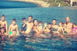 Δεν χωράμε στο κάδρο: Η Ολυμπία Χοψονίδου με απίθανο μαγιό φωτογραφίζει την οικογένεια στη θάλασσα