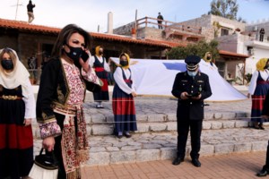 Με εντυπωσιακό ντουλαμά η Γιάννα Αγγελοπούλου στη Μητρόπολη Αθηνών - Ποιος έραψε το παραδοσιακό πανωφόρι [Εικόνες]