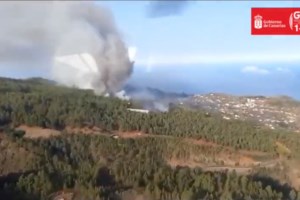 Ανεξέλεγκτη μαίνεται η πυρκαγιά στη Λα Πάλμα - Χιλιάδες άνθρωποι απομακρύνθηκαν