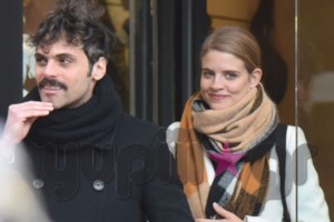 Άγριες Μέλισσες spoiler: Η Ελένη "Υπολοχαγός Νατάσσα" - Η Δρόσω στο πεζοδρόμιο - εικόνα 3