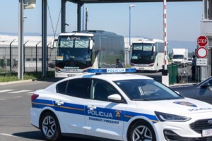 Νέα Φιλαδέλφεια: Οπαδοί της ΑΕΚ έξω από τα γραφεία της UEFA - "Πετάξτε έξω τους ναζί - Μιχάλης παρών" [Εικόνες] - εικόνα 4