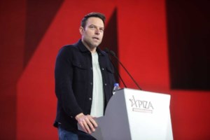 Ο Αλέξης Τσίπρας θέλει να κάνει rebranding: Τι αποκάλυψε η φωτογραφία που τράβηξε συνεπιβάτης του σε πτήση για Παρίσι [εικόνες] - εικόνα 4