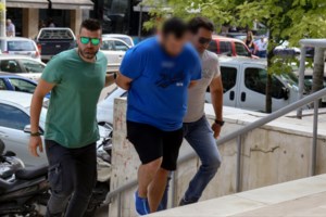"Ούρλιαζα όταν τη βρήκα σε λίμνη αίματος" - Σοκάρουν τα λόγια της κόρης της 63χρονης που σκότωσε ο ψυκτικός [Βίντεο] - εικόνα 4