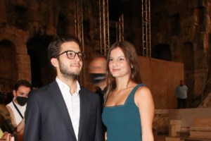 Άντζελα Γκερέκου: Οπτασία στα λευκά πάνω στη σκηνή - Στο πλευρό της ο αδελφός, η μαμά και η κόρη της