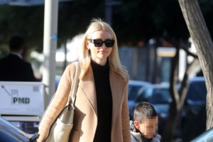 Κατερίνα Καινούργιου: Η casual εμφάνιση με oversized ανδρικό σακάκι και απίθανες over the knee μπότες - εικόνα 6