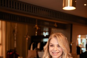 Eυγενία Σαμαρά: Eκθαμβωτική με MI-RŌ δημιουργία σε απόλυτα γιορτινή διάθεση [εικόνες]