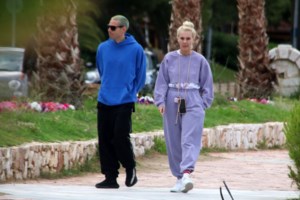 Τάμτα: Τα θεϊκά μαγιό και το πολύ ιδιαίτερο καπέλο παραλίας - Κάνει τουρ στις Κυκλάδες [Εικόνες]