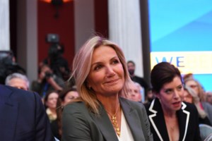 Η Μαρέβα Μητσοτάκη ποζάρει με τη μάσκα που φτιάχνει η εταιρεία της [εικόνα] - εικόνα 2