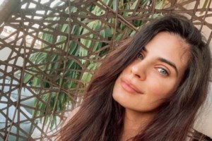 Ελένη Φουρέιρα: Ποζάρει με μικροσκοπικό μαύρο μπικίνι με φόντο το ηλιοβασίλεμα της Σαντορίνης - εικόνα 3