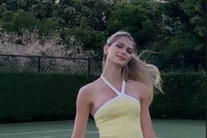 Αμαλία Κωστοπούλου: Καλεσμένη σε γάμο στην εξοχή με μάξι slip dress με κορδέλες αξίας 3.000 ευρώ και Chanel τσαντάκι - εικόνα 6