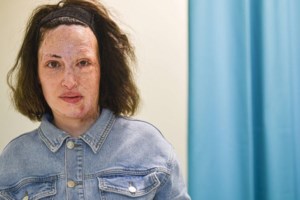 Νταής αστυνομικός στο Ηράκλειο Κρήτης ξυλοκοπούσε άγρια την κοπέλα του στη μέση του δρόμου