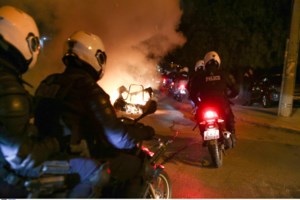 Επεισόδια στη Νέα Σμύρνη: Ελεύθεροι υπό τον όρο της επίβλεψης από κοινωνικό λειτουργό οι επτά ανήλικοι κατηγορούμενοι - εικόνα 3