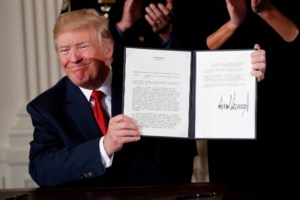 Ο Τραμπ ανακοίνωσε συμφωνία για το εμπόριο με την Ιαπωνία - Στο 15% οι αμερικανικοί δασμοί