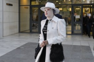 Ιωάννα Παλιοσπύρου: Με animal print γούνα και εντυπωσιακό καπέλο στη νέα της εμφάνιση - εικόνα 6