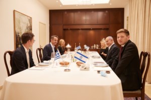 Τα πέδιλα και τα σνίκερς της Μαρέβας Μητσοτάκη: Πώς κατάφερε να κάνει τρεις διαφορετικές εμφανίσεις αλλάζοντας μικρές λεπτομέρειες [Εικόνες] - εικόνα 8